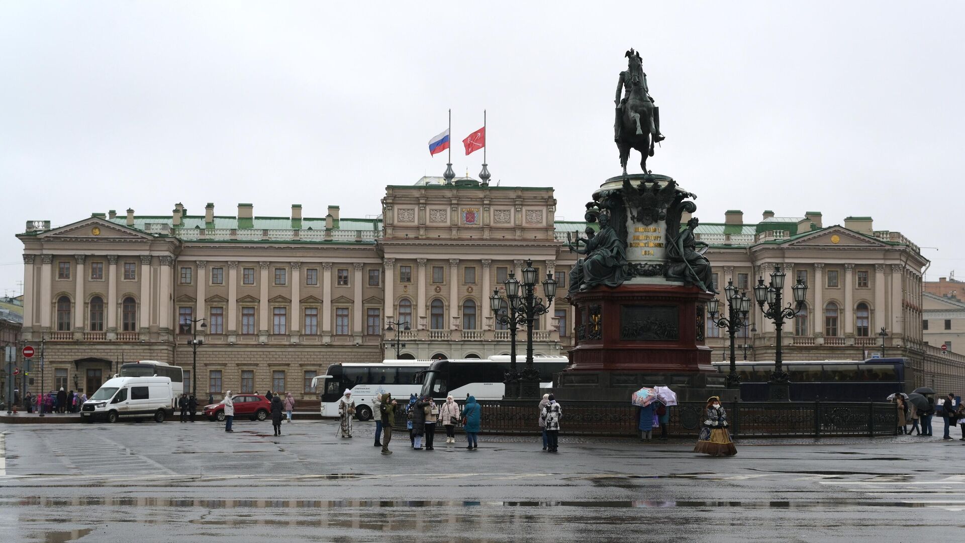 Приспущенные флаги над зданием Мариинского дворца в Санкт-Петербурге в память о жертвах теракта в подмосковном Крокус Сити Холле - РИА Новости, 1920, 23.03.2024