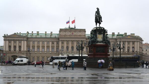 Приспущенные флаги над зданием Мариинского дворца в Санкт-Петербурге в память о жертвах теракта в подмосковном Крокус Сити Холле