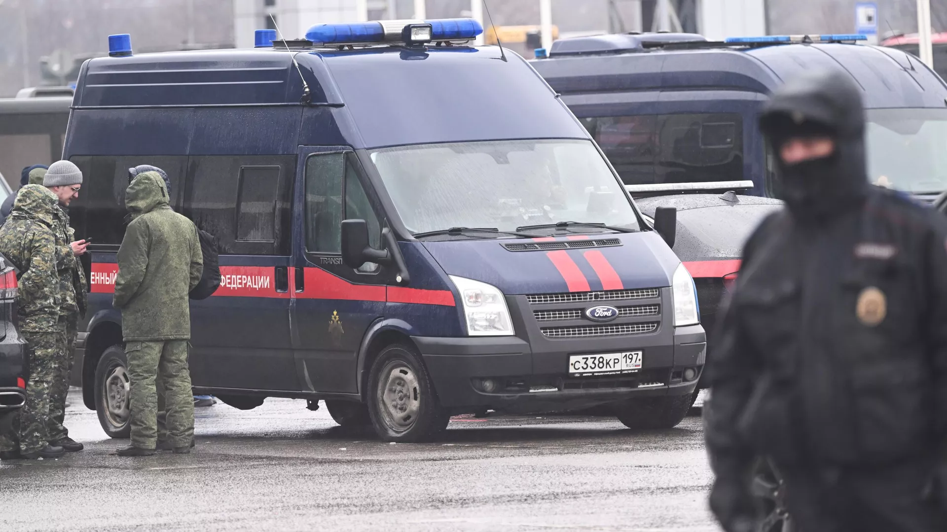 Сотрудник полиции и машина следственного комитета РФ у концертного зала Крокус Сити Холл - РИА Новости, 1920, 25.03.2024