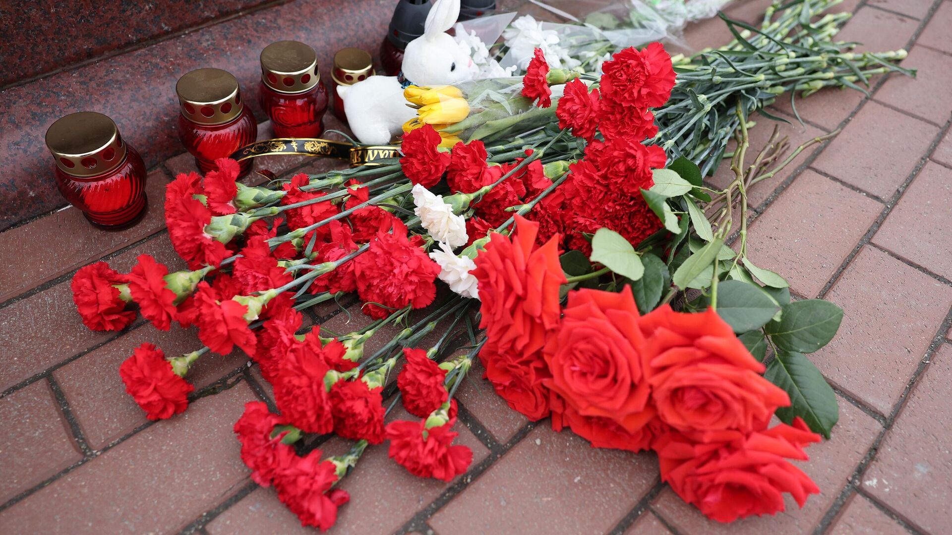 Цветы, свечи и игрушки в память о жертвах теракта в подмосковном Крокус Сити Холле - РИА Новости, 1920, 23.03.2024