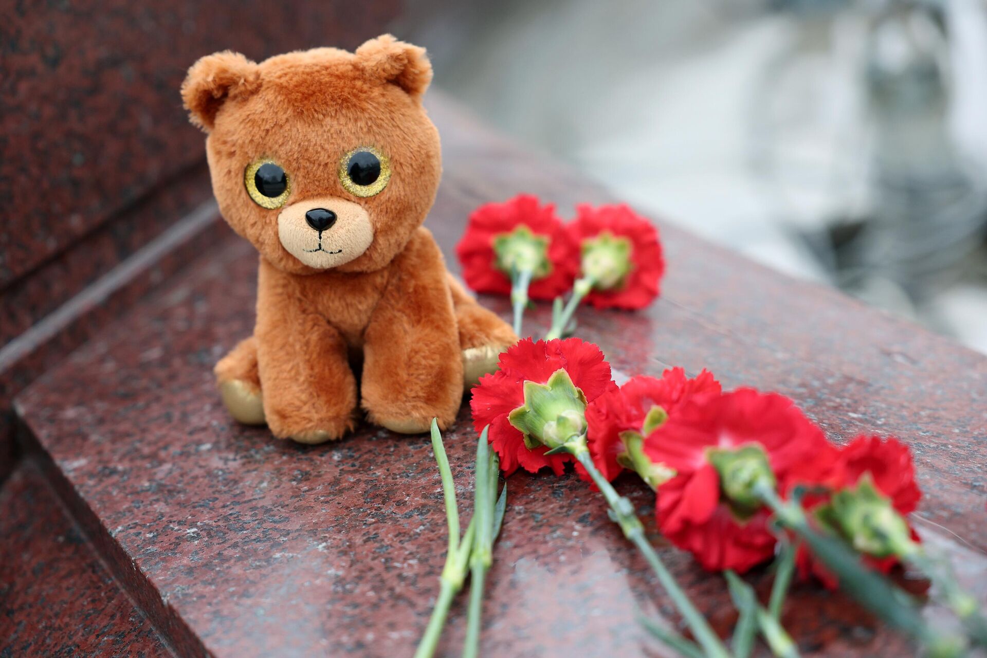 Λουλούδια και ένα μαλακό παιχνίδι στη μνήμη των θυμάτων της τρομοκρατικής επίθεσης στο Δημαρχείο Crocus κοντά στη Μόσχα - RIA Novosti, 1920, 23.03.2024