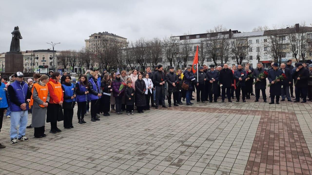 Акция скорби в память о жертвах теракта в подмосковном Крокус Сити Холле в центре Нальчика - РИА Новости, 1920, 23.03.2024