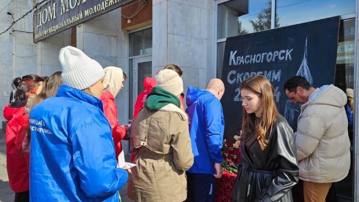 Жители Пензенской области приносят к импровизированному мемориалу у Дома молодежи цветы в память о погибших в теракте в Подмосковье - РИА Новости, 1920, 23.03.2024