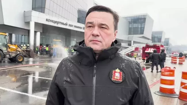 Губернатор Московской области Андрей Воробьев у здания концертного зала Крокус Сити Холл
