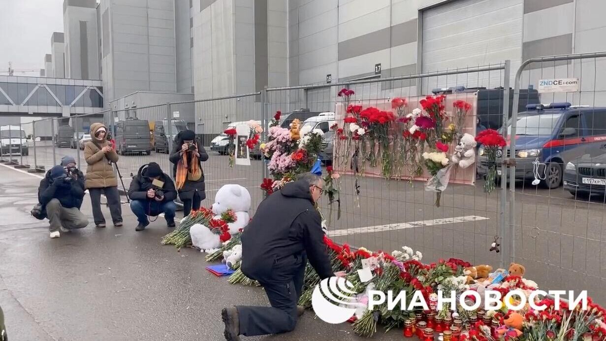 Председатель Московской городской думы Алексей Шапошников возложил цветы к стихийному мемориалу жертв теракта в Крокус Сити Холле - РИА Новости, 1920, 23.03.2024