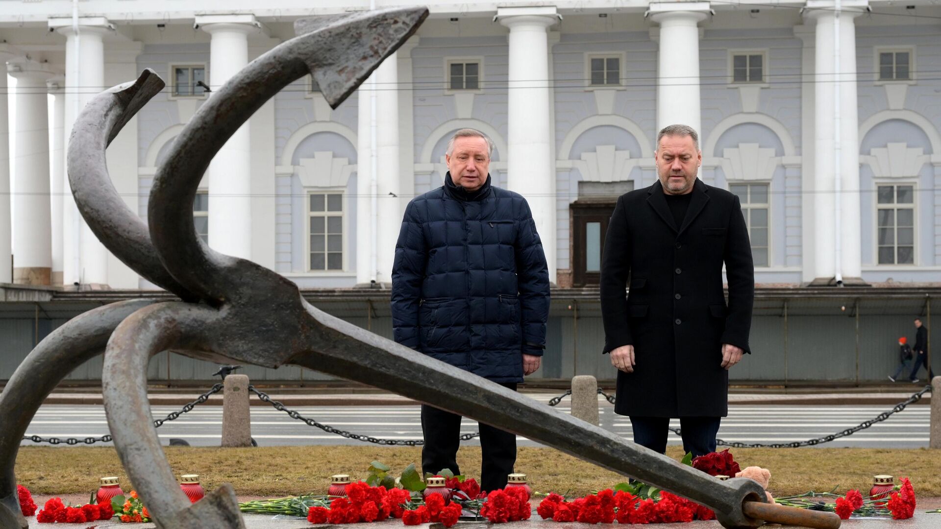 Губернатор Санкт-Петербурга Александр Беглов и председатель Законодательного Собрания Санкт-Петербурга Александр Бельский возлагают цветы на стрелке Васильевского острова в Санкт-Петербурге во время акции в память о жертвах теракта в подмосковном Крокус Сити Холле - РИА Новости, 1920, 23.03.2024