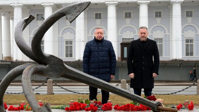 Губернатор Санкт-Петербурга Александр Беглов и председатель Законодательного Собрания Санкт-Петербурга Александр Бельский возлагают цветы на стрелке Васильевского острова в Санкт-Петербурге во время акции в память о жертвах теракта в подмосковном Крокус Сити Холле