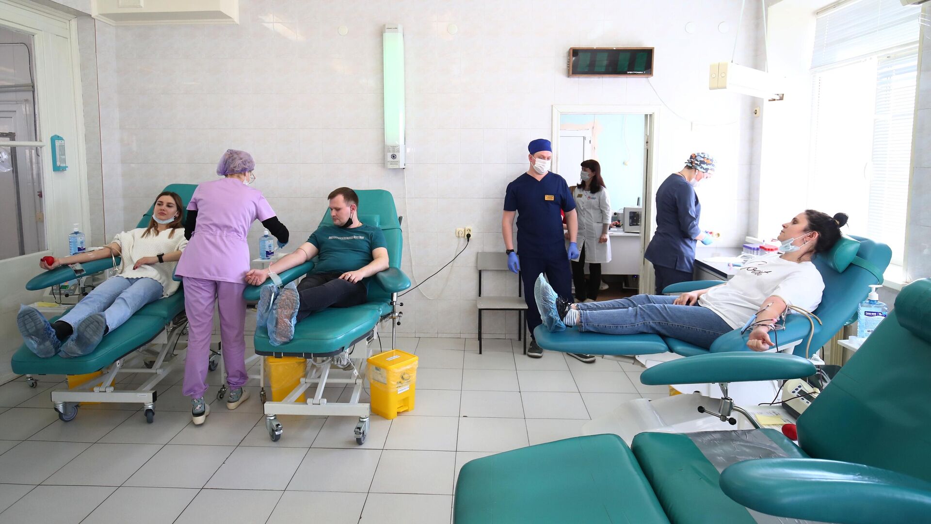 Люди сдают донорскую кровь для пострадавших в результате теракта в Крокус Сити Холле - РИА Новости, 1920, 23.03.2024