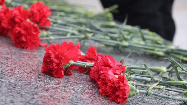 Жители Тверской области несут цветы в память о жертвах теракта в Крокусе