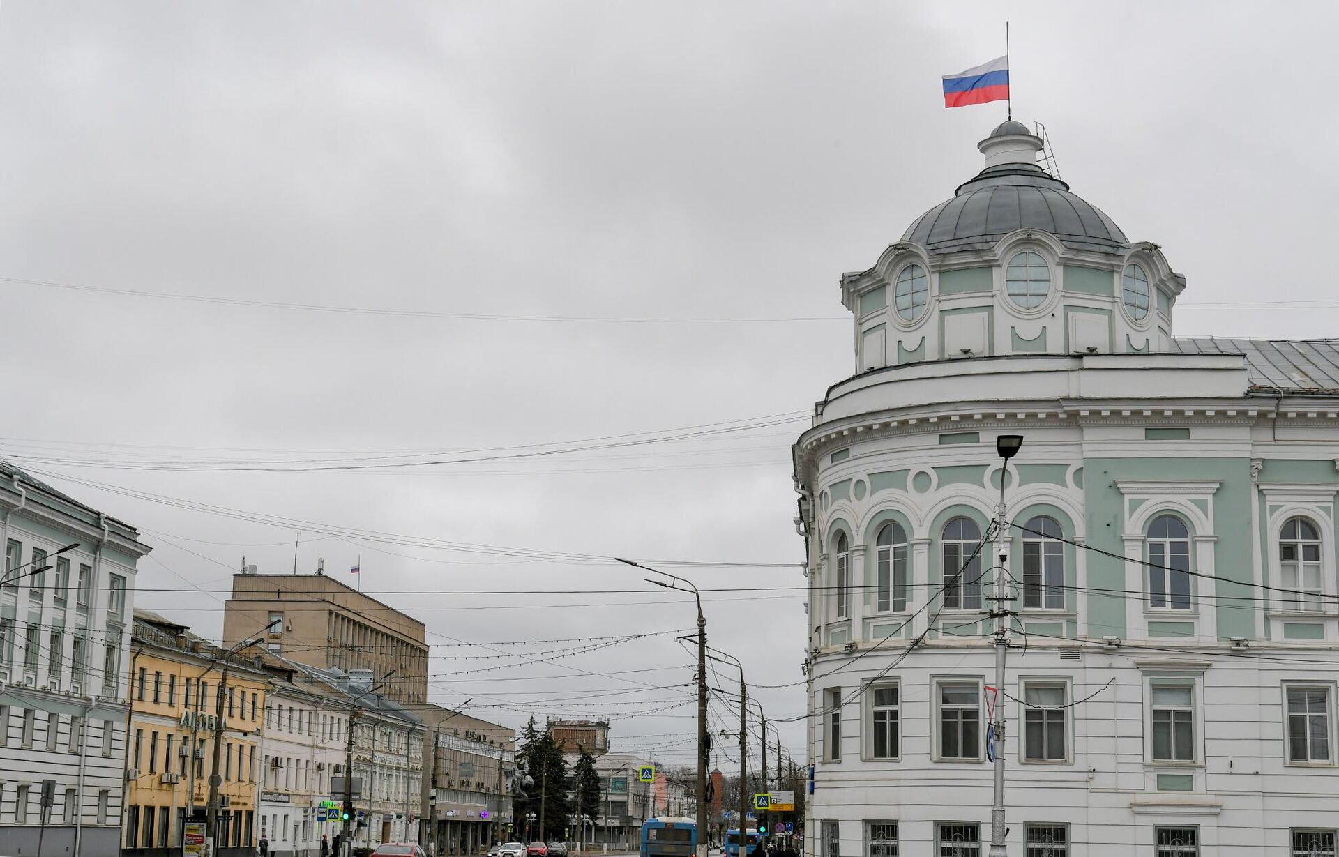 Приспущенный флаг Российской Федерации на здании правительства Тверской области - РИА Новости, 1920, 23.03.2024