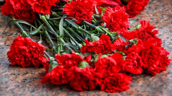 Цветы в память о жертвах теракта в подмосковном Крокус Сити Холле