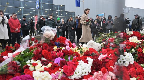 Цветы на стихийном мемориале возле подмосковного Крокус Сити Холла в память о жертвах теракта