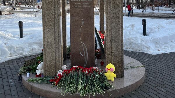 Цветы, свечи и детские игрушки у мемориала в Сквере Уральских добровольцев в Перми