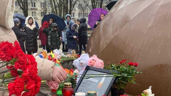 Жители Ленинградской области приносят цветы и игрушки к стихийному мемориалу в память о погибших при теракте в Крокус Сити Холле