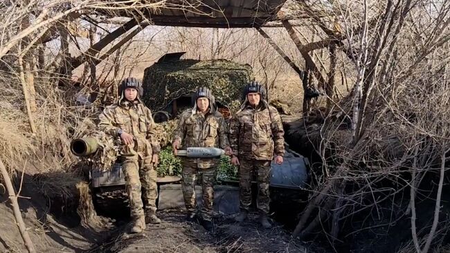 Танкисты выразили поддержку пострадавшим в Крокусе. Кадры РИА Новости