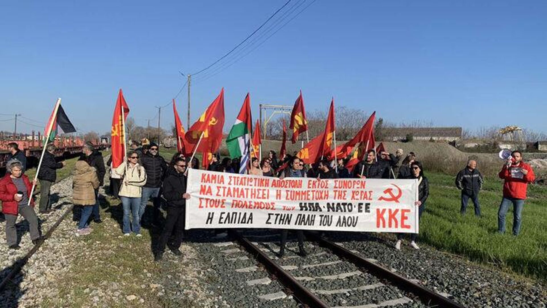 Члены Коммунистической партии Греции и ее молодежной организации КНЕ остановили поезд, перевозивший американские танки - РИА Новости, 1920, 24.03.2024