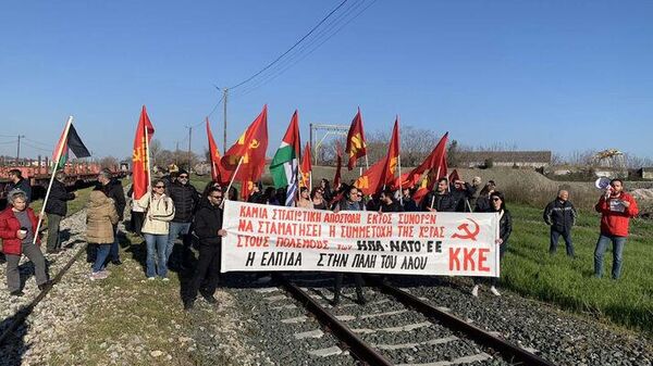 Члены Коммунистической партии Греции (КПГ) и ее молодежной организации КНЕ остановили поезд, перевозивший американские танки