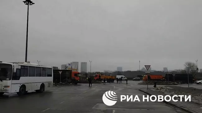 Вывоз мусора после разбора завалов в Крокусе