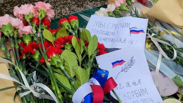Цветы у здания Посольства РФ в Пекине в память о жертвах теракта в подмосковном Крокус Сити Холле