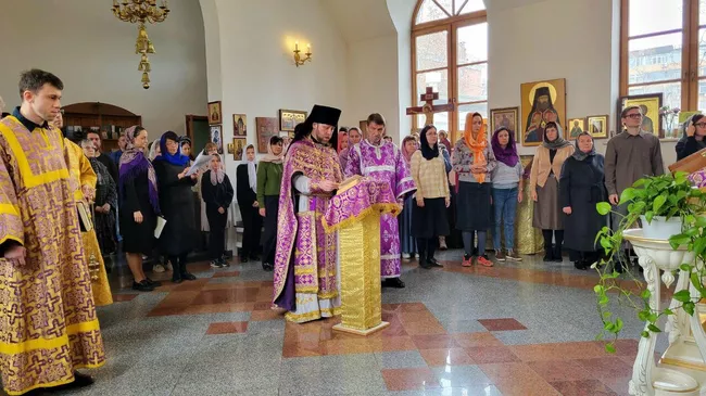 Панихида по жертвам теракта в подмосковном Крокус Сити Холле в храме при посольстве России в Пекине