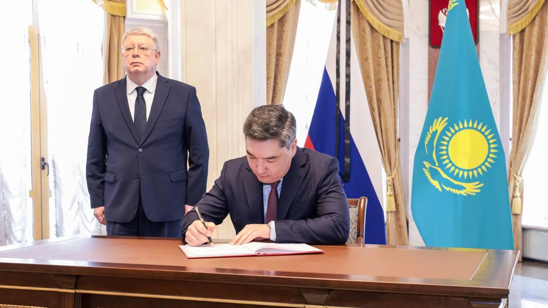 Премьер-министр Казахстана Олжас Бектенов оставил запись в книге соболезнований в посольстве Российской Федерации1