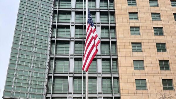 Посольство США в Москве приспустило флаг в знак солидарности с народом России в день общенационального траура по жертвам теракта в подмосковном Крокус сити холле