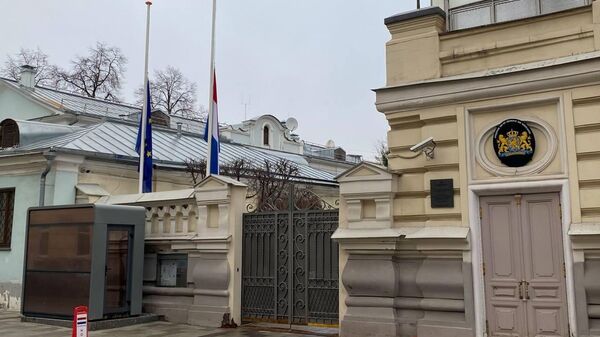 Посольство Нидерландов в Москве приспустило флаг в знак солидарности с народом России в день общенационального траура по жертвам теракта в подмосковном Крокус сити холле