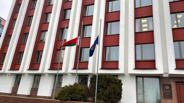МИД Белоруссии приспустил флаги у здания внешнеполитического ведомства в знак скорби по жертвам теракта в РФ
