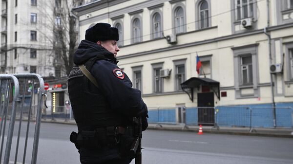Сотрудник полиции у Басманного суда Москвы, куда доставят подозреваемых в совершении теракта в подмосковном Крокус Сити Холле
