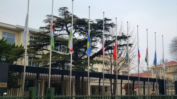 Флаги приспущены у здания секретариата ШОС в Пекине в знак траура по жертвам теракта в Крокус Сити Холле