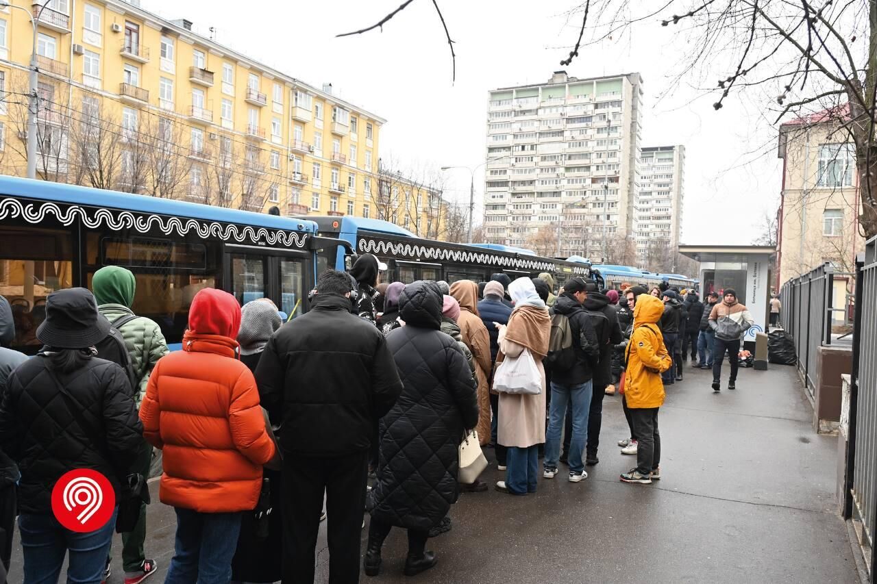 Автобусы департамента транспорта у донорского центра в Москве - РИА Новости, 1920, 24.03.2024