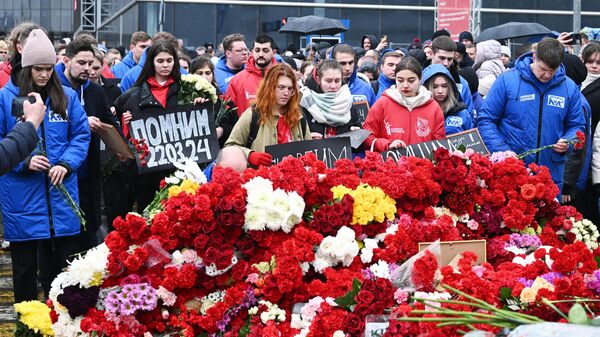Активисты МГЕР возложили цветы к стихийному памятнику у 