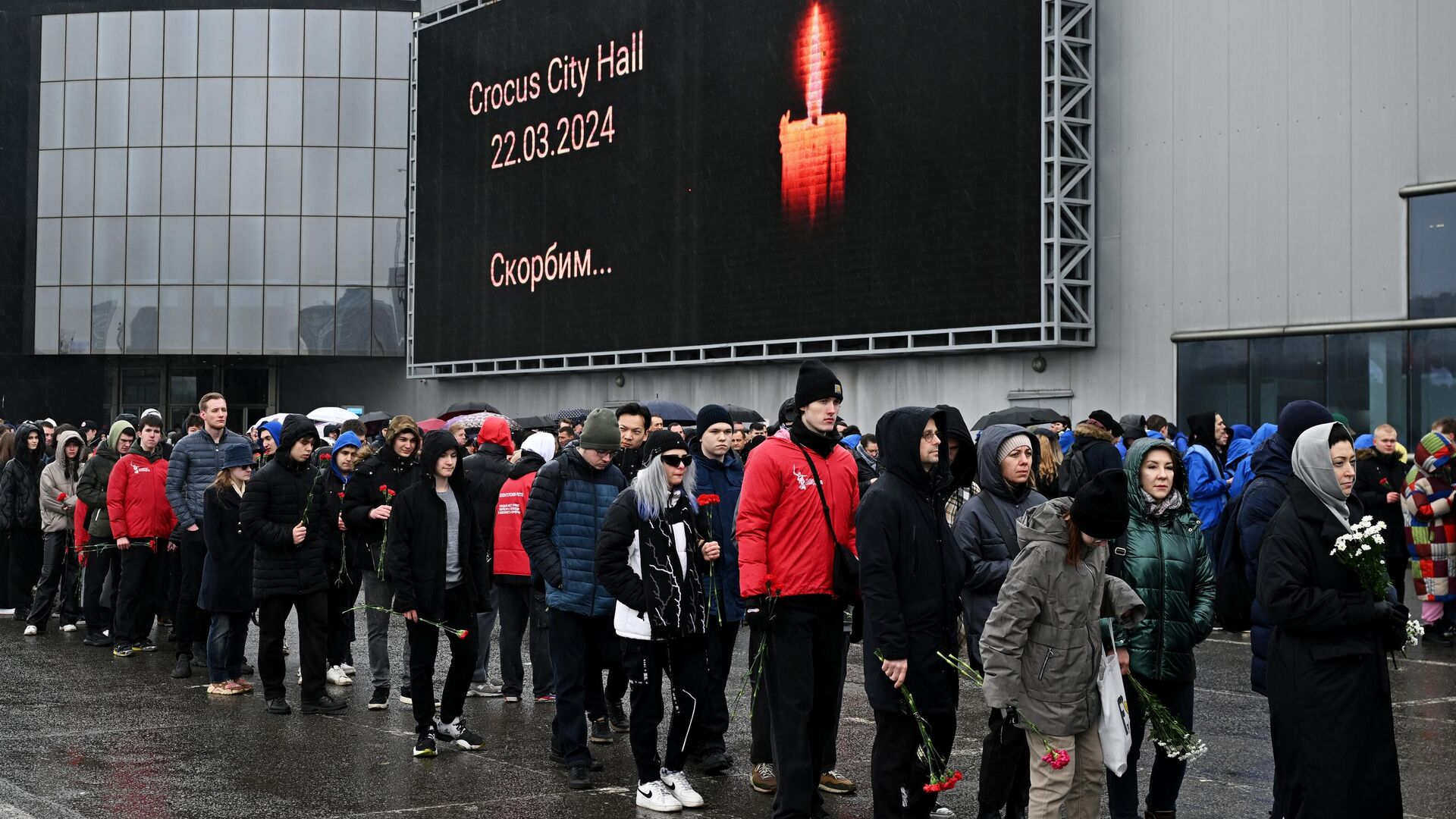 Люди стоят в очереди к стихийному мемориалу возле подмосковного Крокус Сити Холла в память о жертвах теракта - РИА Новости, 1920, 24.03.2024