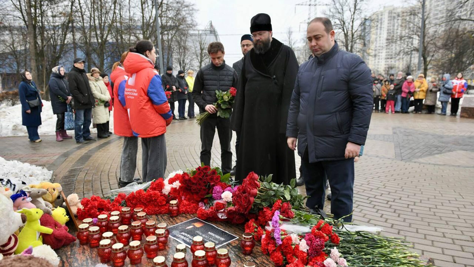 Цветы возложили в Химках в память о жертвах теракта в Крокусе - РИА Новости, 1920, 24.03.2024