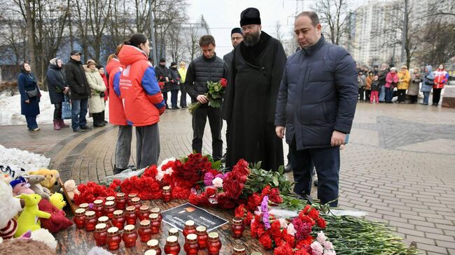 Цветы возложили в Химках в память о жертвах теракта в Крокусе