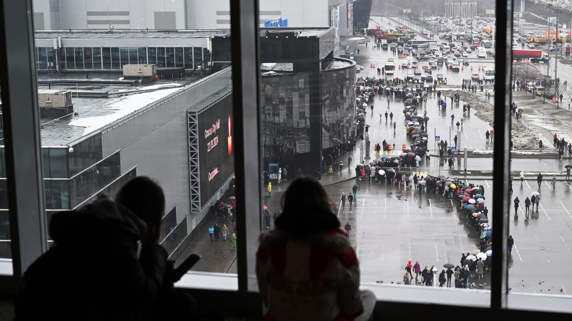 Люди стоят в очереди к стихийному мемориалу возле подмосковного Крокус Сити Холла в память о жертвах теракта - РИА Новости, 1920, 24.03.2024