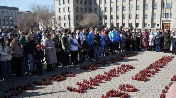 Участники акции Свеча памяти в Иркутске