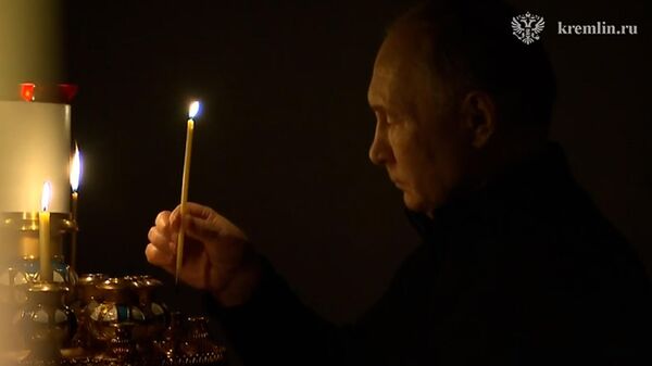Кадры из церкви, где Путин поставил свечку за упокой погибших в Крокусе