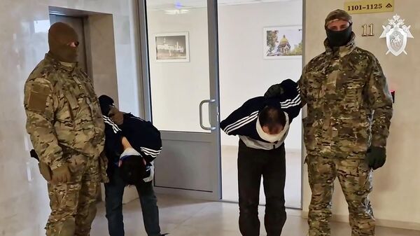 Задержанные по подозрению в террористическом акте в Крокус Сити Холл в здании центрального аппарата Следственного комитета РФ в Москве. Стоп-кадр видео