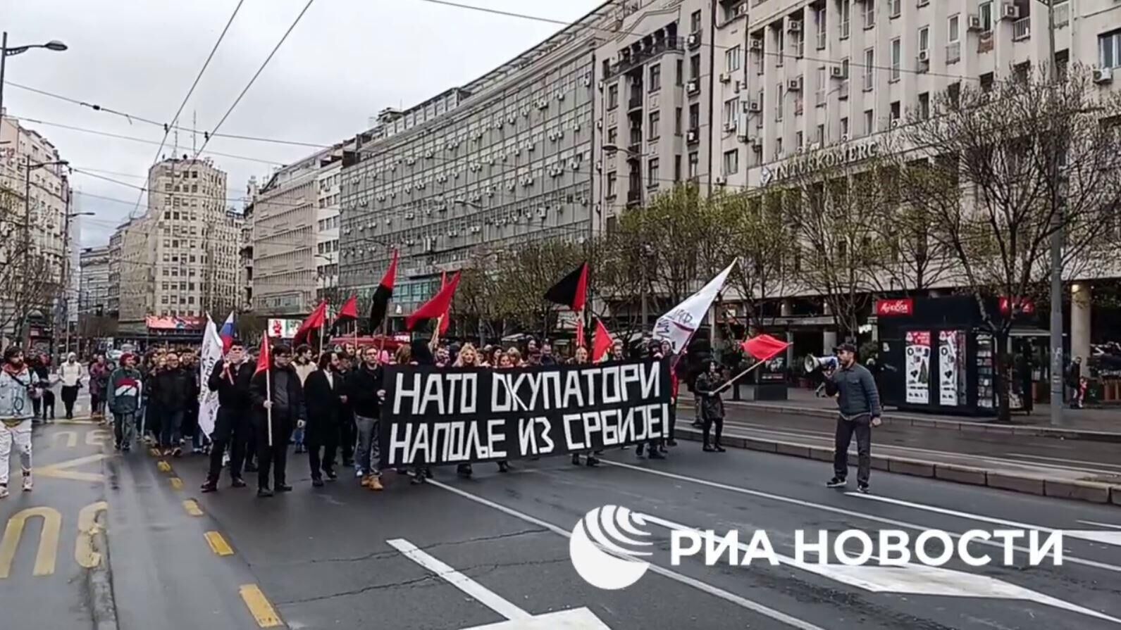 Участники митинга в 25-ю годовщину бомбардировок НАТО Союзной Республики Югославии в Белграде - РИА Новости, 1920, 24.03.2024