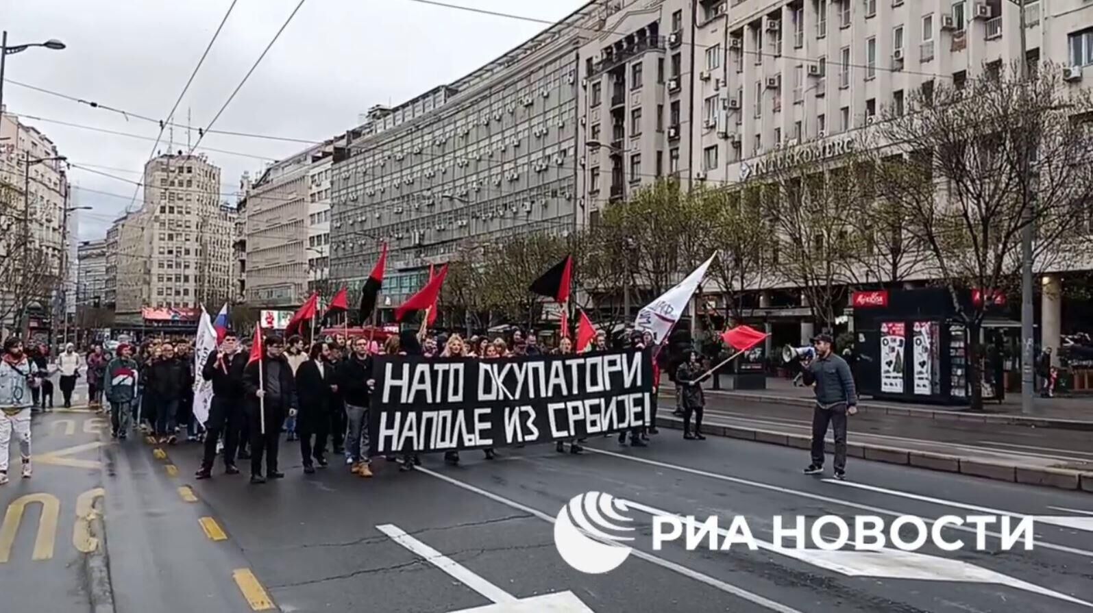 Участники митинга в 25-ю годовщину бомбардировок НАТО Союзной Республики Югославии в Белграде. Кадр видео - РИА Новости, 1920, 15.04.2024