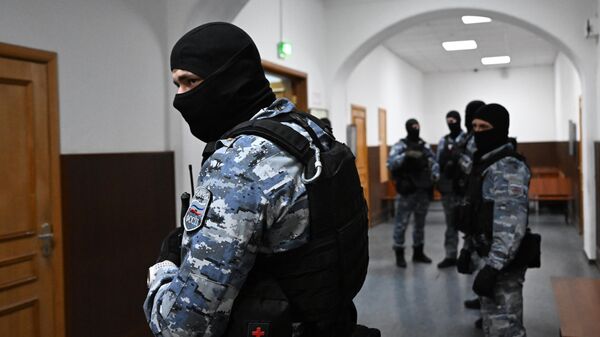 Сотрудники правоохранительных органов в Басманном суде Москвы