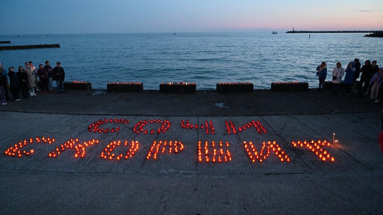 Надпись из зажженных свечей Сочи скорбит на площади Южного мола - РИА Новости, 1920, 24.03.2024