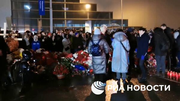 Музыканты группы Пикник пришли возложить цветы в память о погибших в Крокус сити холле