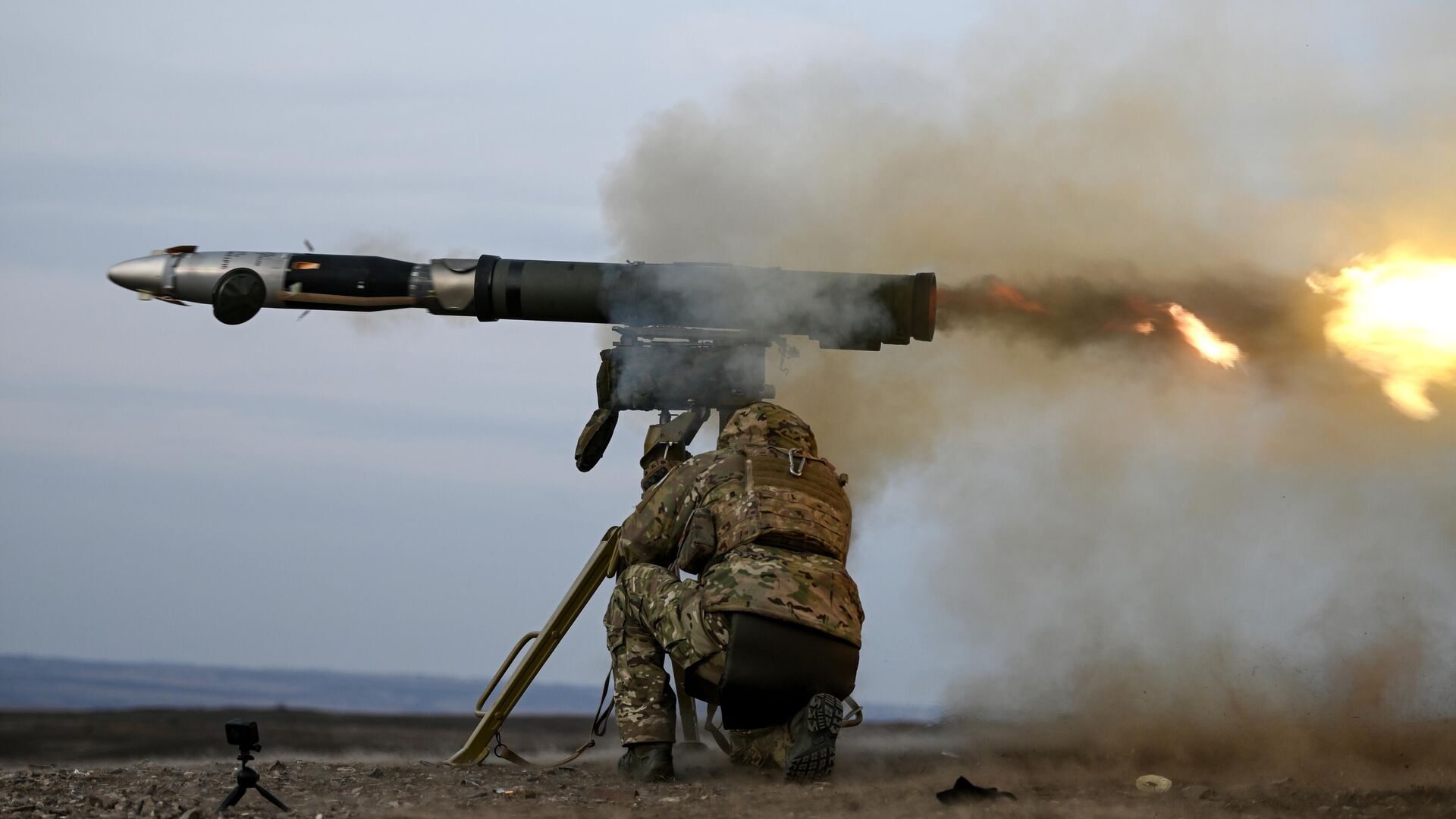 Военнослужащий ВС РФ  производит стрельбу из противотанкового ракетного комплекса - РИА Новости, 1920, 05.09.2024