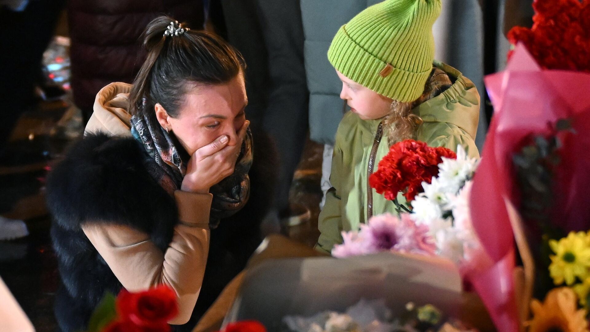 Люди у стихийного мемориала возле подмосковного Крокус Сити Холла в память о жертвах теракта - РИА Новости, 1920, 25.03.2024