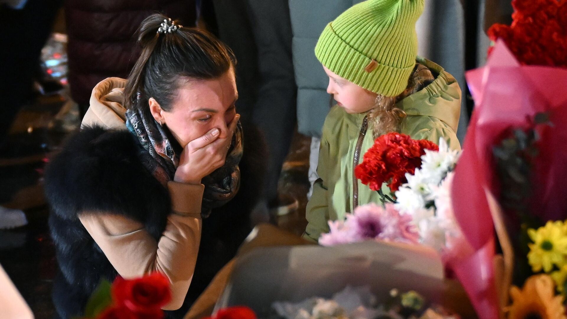 Люди у стихийного мемориала возле подмосковного Крокус Сити Холла в память о жертвах теракта - РИА Новости, 1920, 25.03.2024