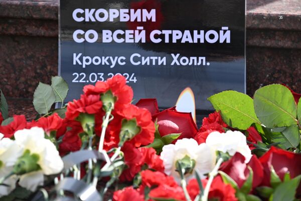 Цветы на улице Баумана в Казани во время акции в память о жертвах теракта в подмосковном Крокус Сити Холле