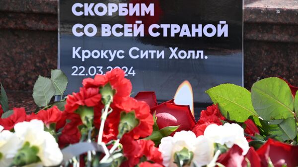Цветы на улице Баумана в Казани во время акции в память о жертвах теракта в подмосковном Крокус Сити Холле