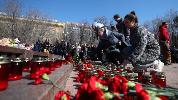 Люди возлагают цветы к стихийному мемориалу возле памятника героям обороны Красного Царицына в Волгограде в память о жертвах теракта в подмосковном Крокус Сити Холле7